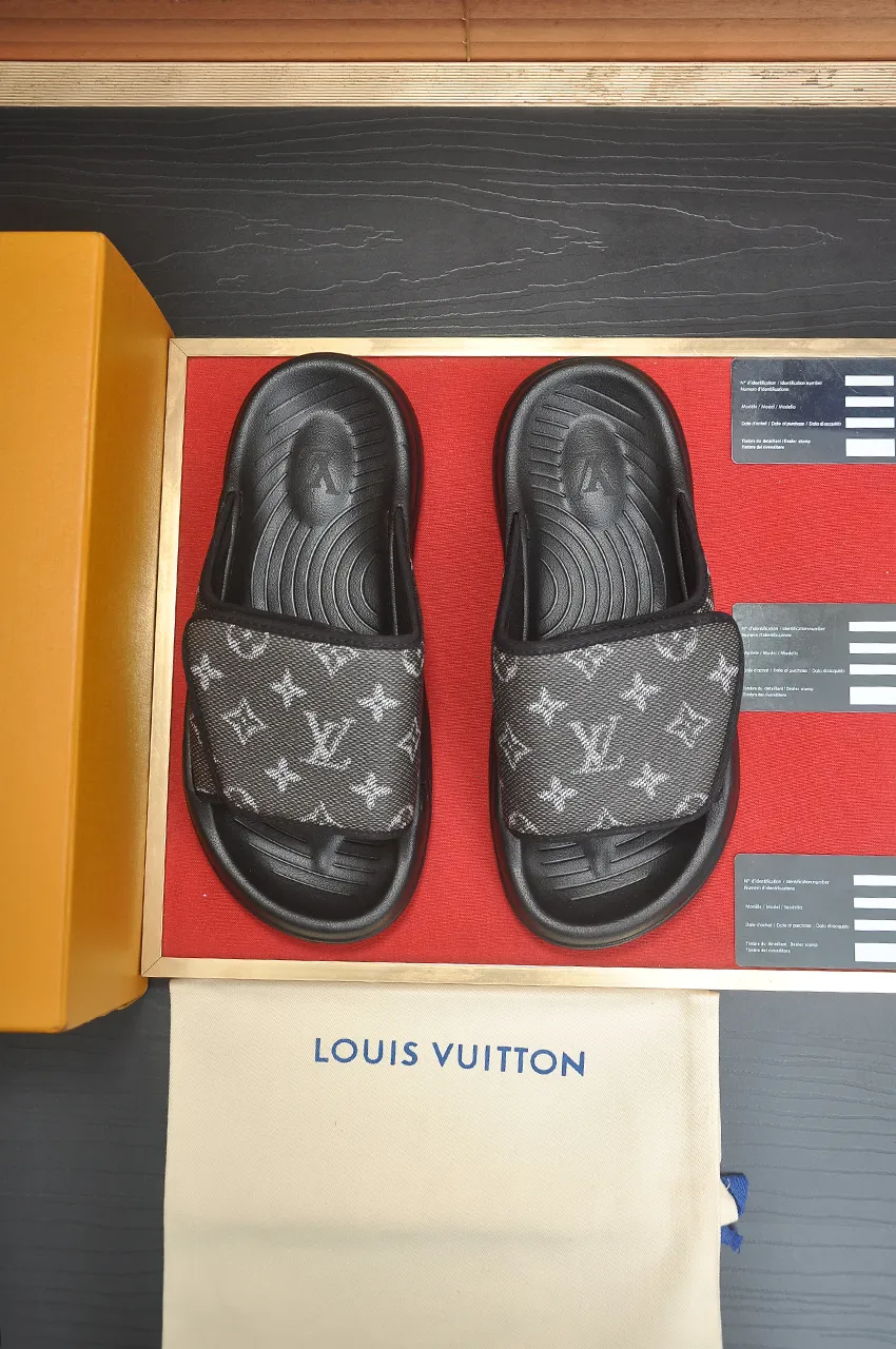 Men's men's shoes 💰340💶 [Louis Vuitton LV slippers] (high-end cowhide) counter 1:1 fashion style, a must-have for summer! The designer used LV’s iconic outsole. The original simple slippers instantly become fashionable! The upper is made of flexible special cowhide leather straps alternately, and the workmanship is exquisite! A must-have for stylish men in summer, size 38-45 (45 customized)